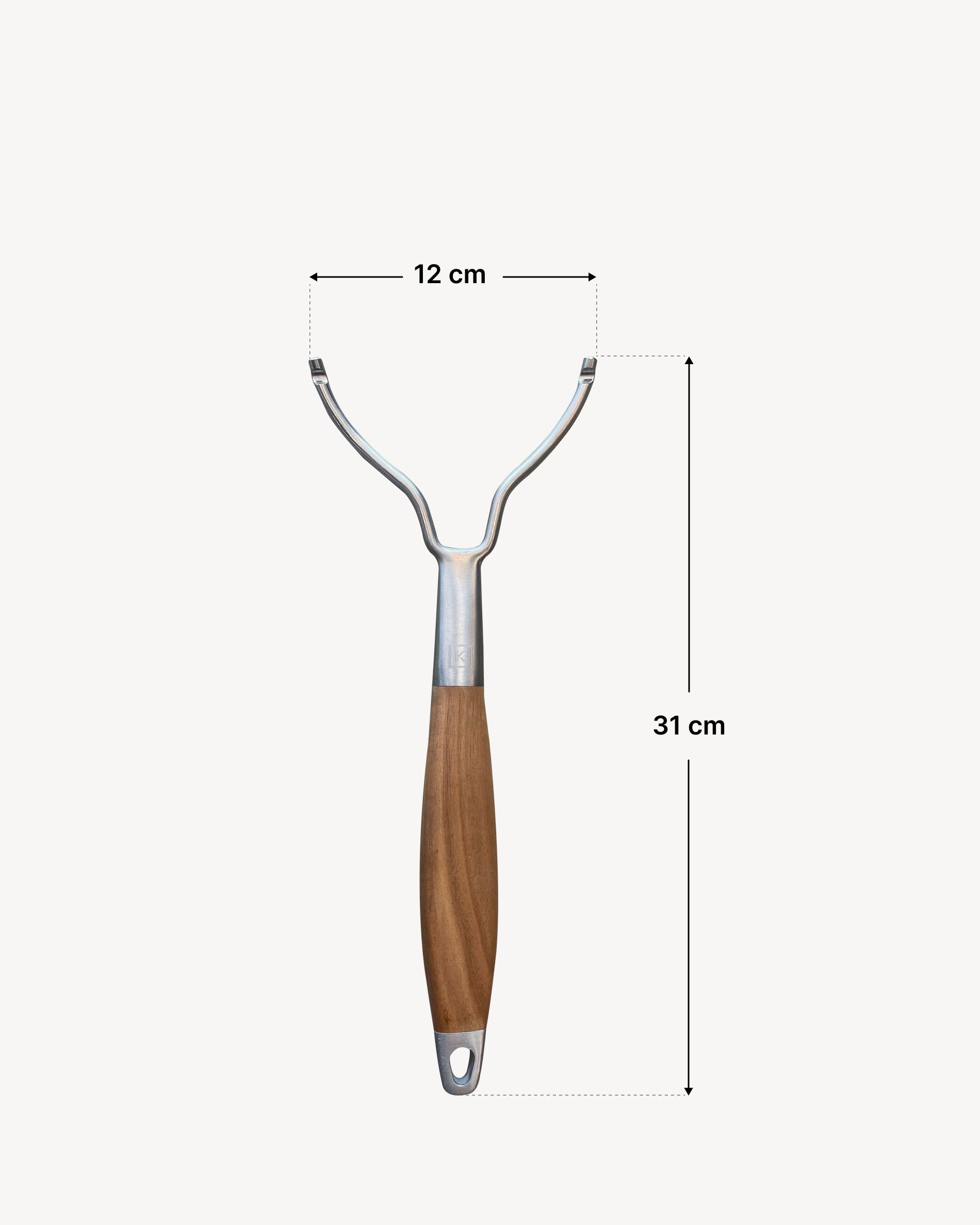 Manico di sollevamento per griglia da kamado in acciaio inox con impugnatura ergonomica in legno, mostrato con le sue dimensioni esatte: 31 cm di lunghezza totale e 12 cm di distanza tra i ganci, per facilitare la manipolazione delle griglie calde.