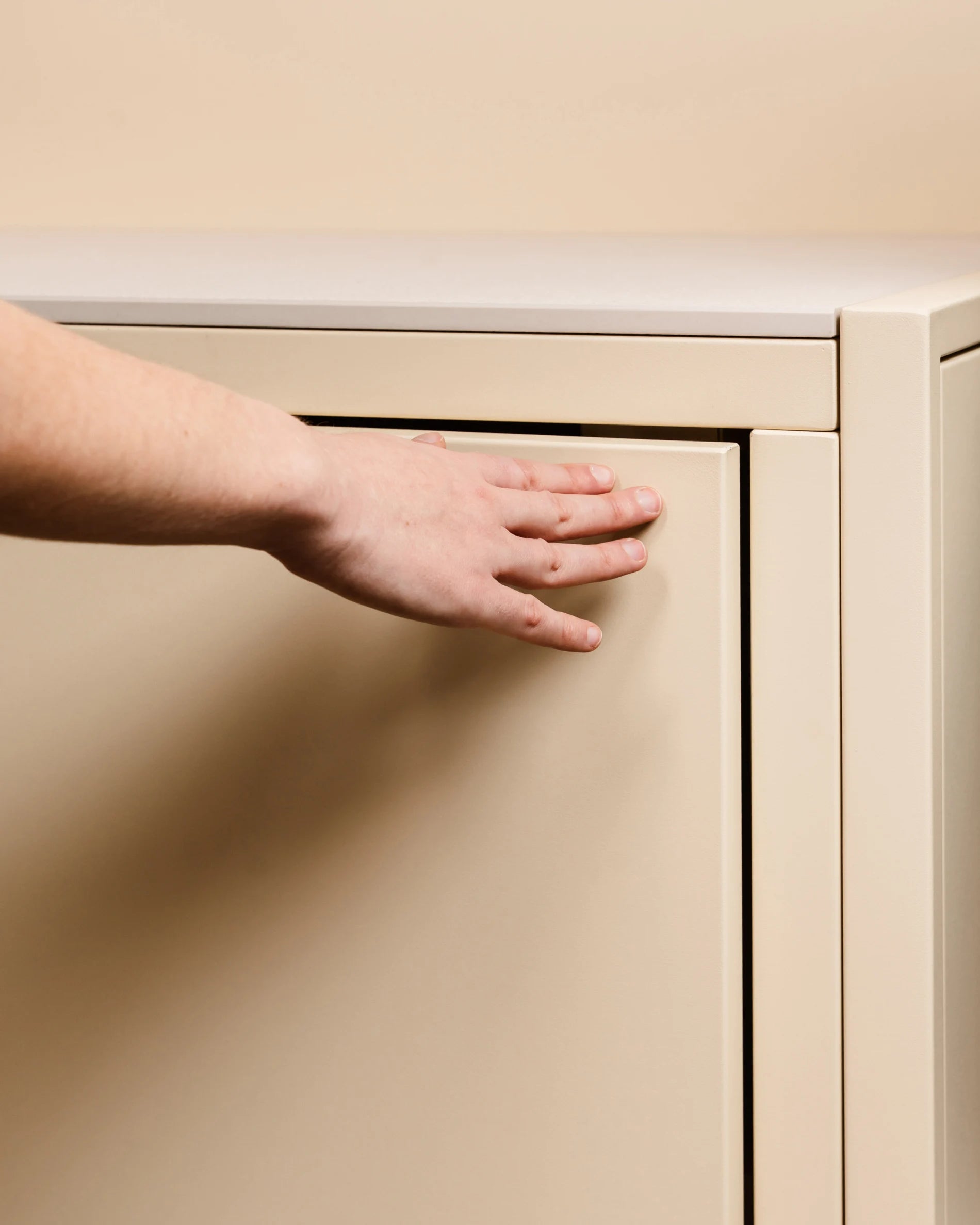 Apertura push-pull su mobile cucina da esterno Kokko crema