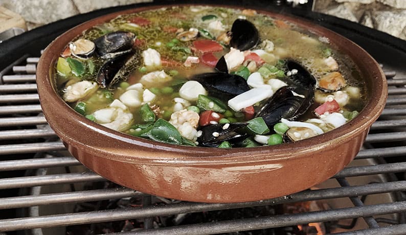 Riso al pesce cotto sul fuoco di legna
