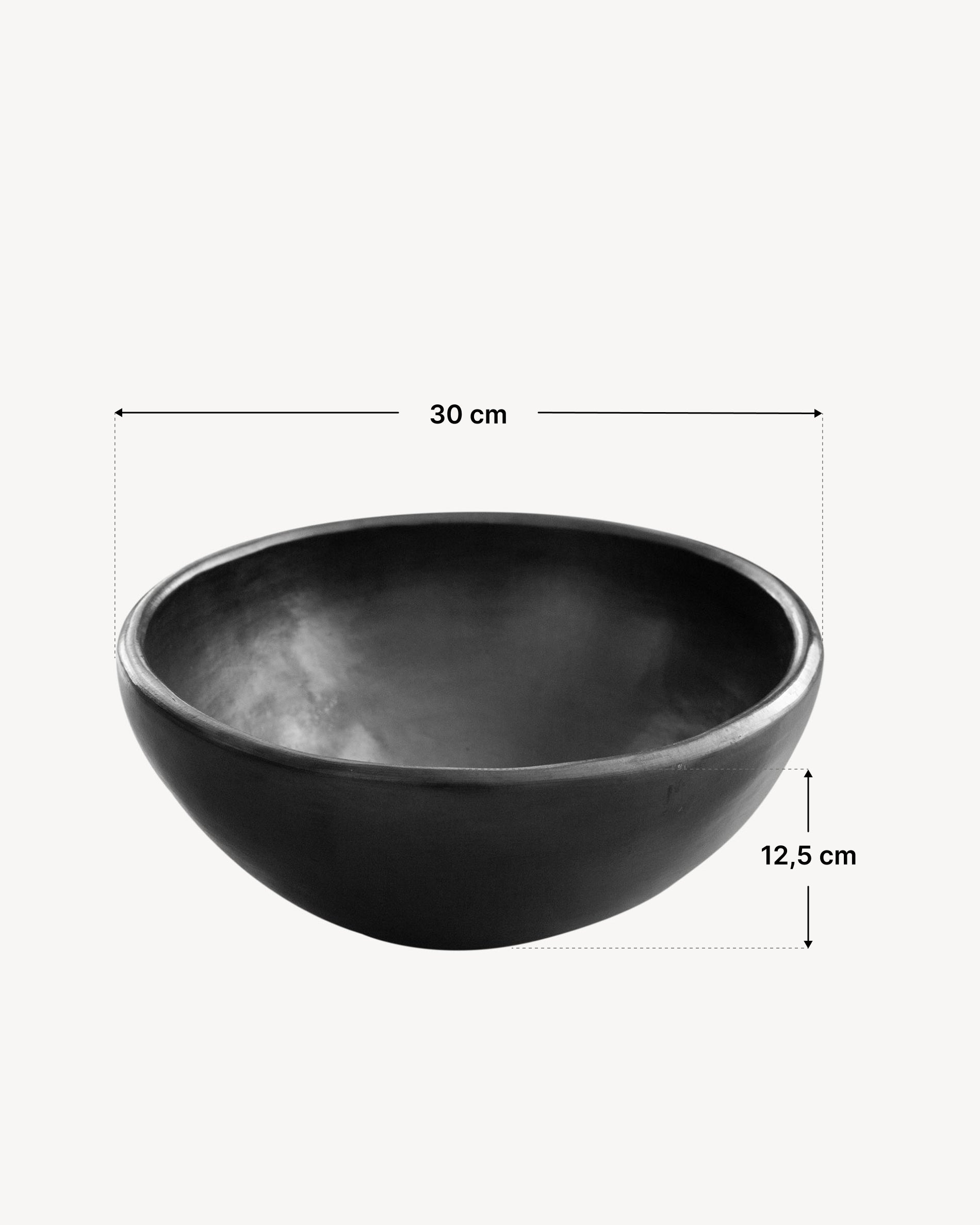 Insalatiera Chamba in ceramica nera, fotografata con uno schema che indica il diametro e l’altezza della ciotola.