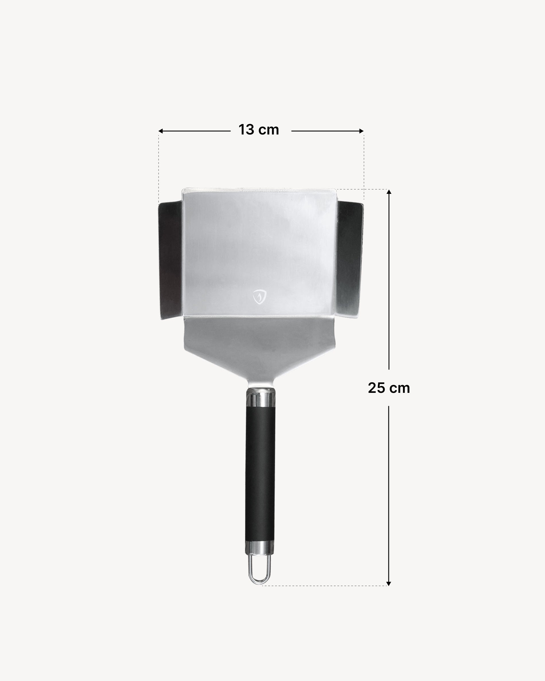 Spatola per verdure in acciaio inox con lama larga e bordi laterali rialzati, dotata di manico ergonomico nero con anello per appenderla, presentata con uno schema delle dimensioni che indica una larghezza della lama di 13 cm e una lunghezza totale di 25 cm.