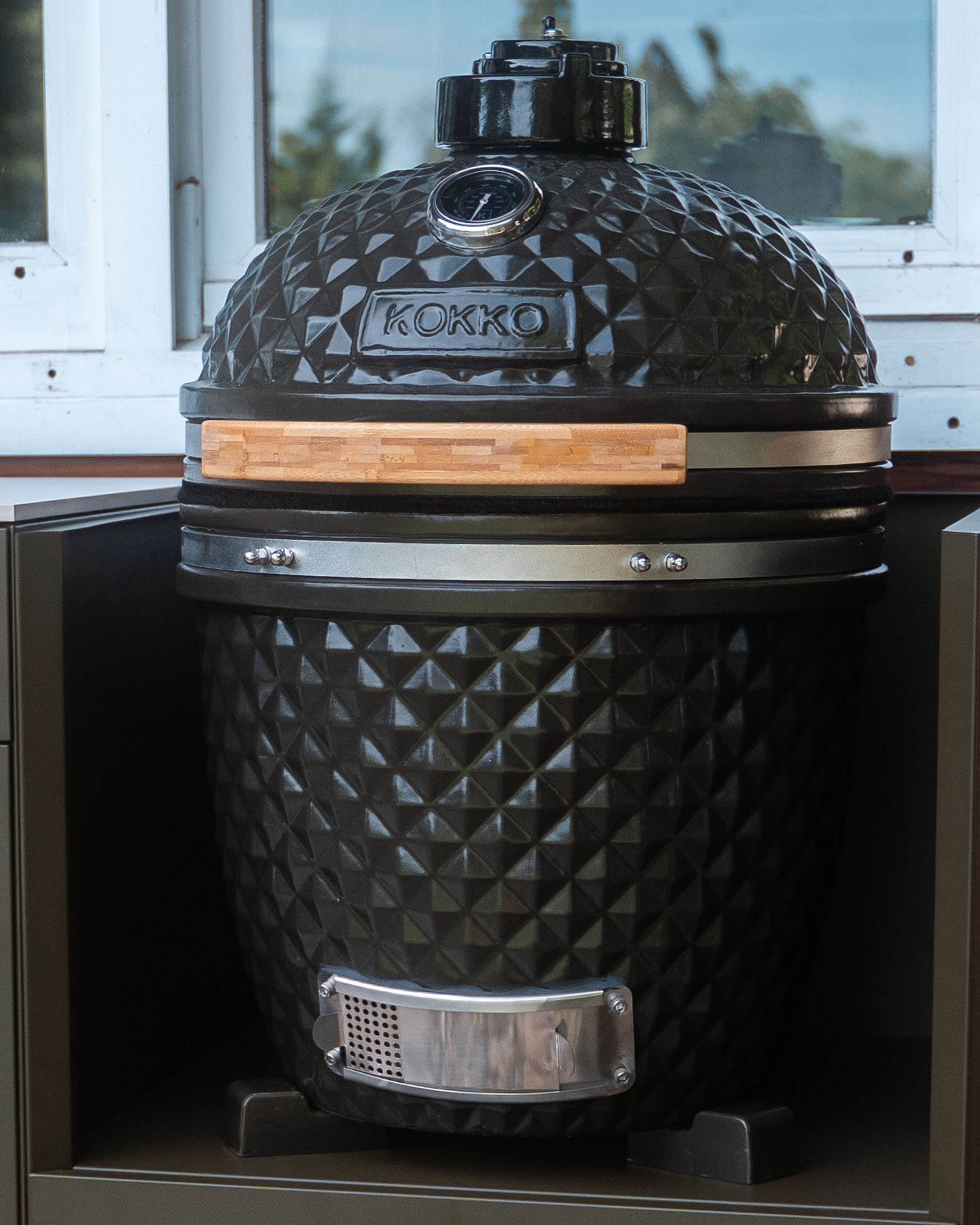Base in ceramica nera compatibile con i kamado Kokko.