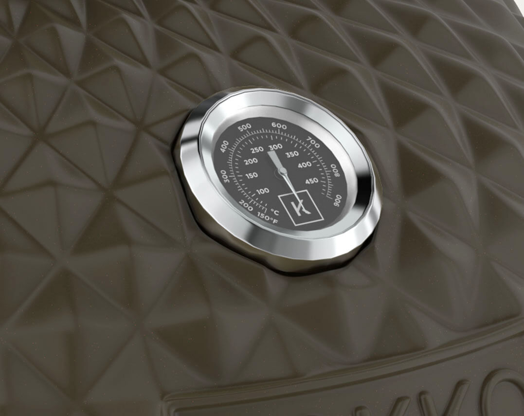 Termometro in acciaio inox integrato nel coperchio del kamado Kokko XL.