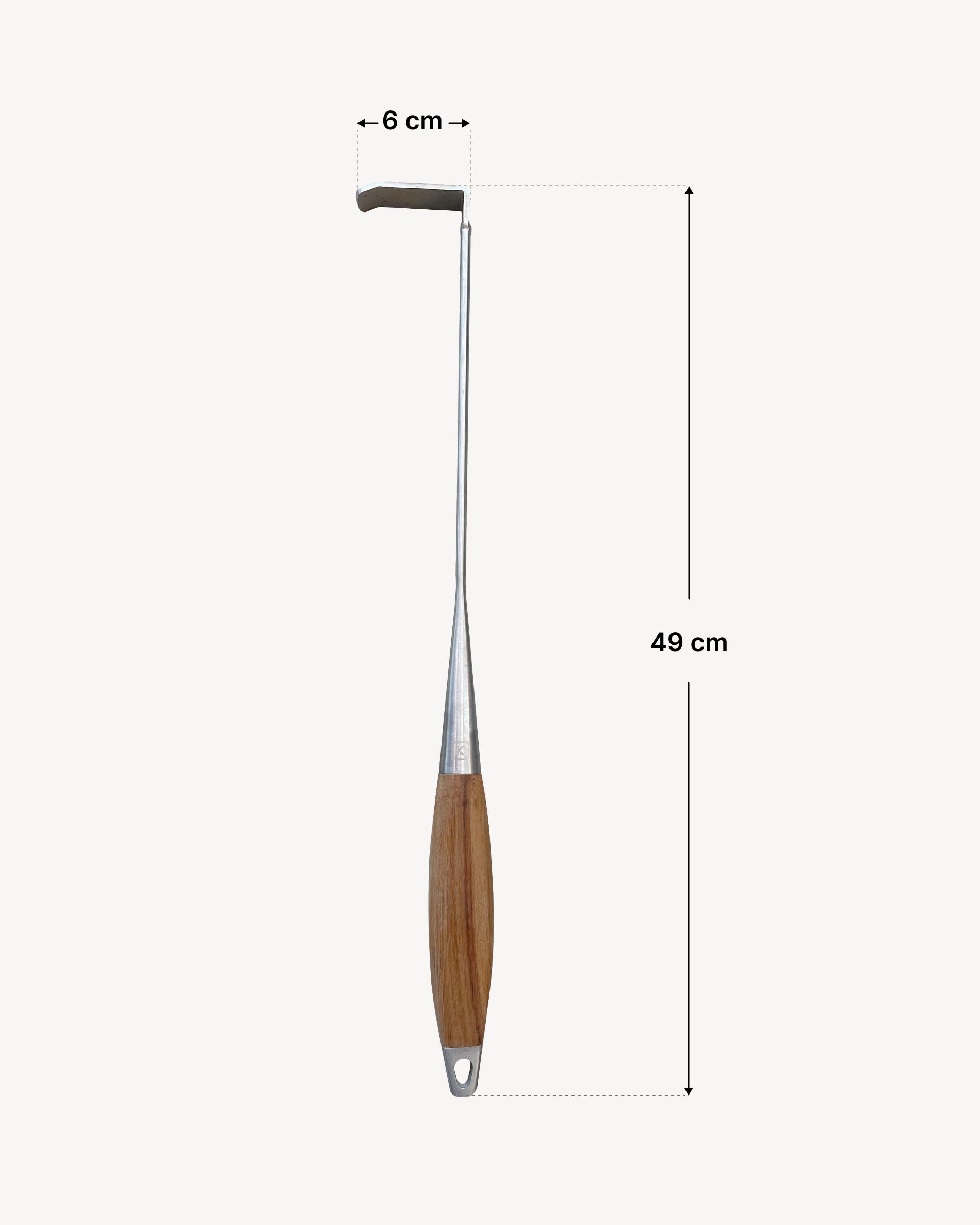 Tiracenere in acciaio inox con manico in legno, presentato con uno schema delle dimensioni che indica una lunghezza totale di 49 cm e una larghezza della testa di 6 cm, progettato per la rimozione della cenere in un kamado.