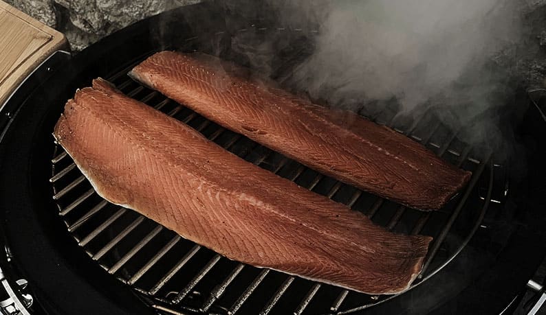 Trota affumicata al barbecue