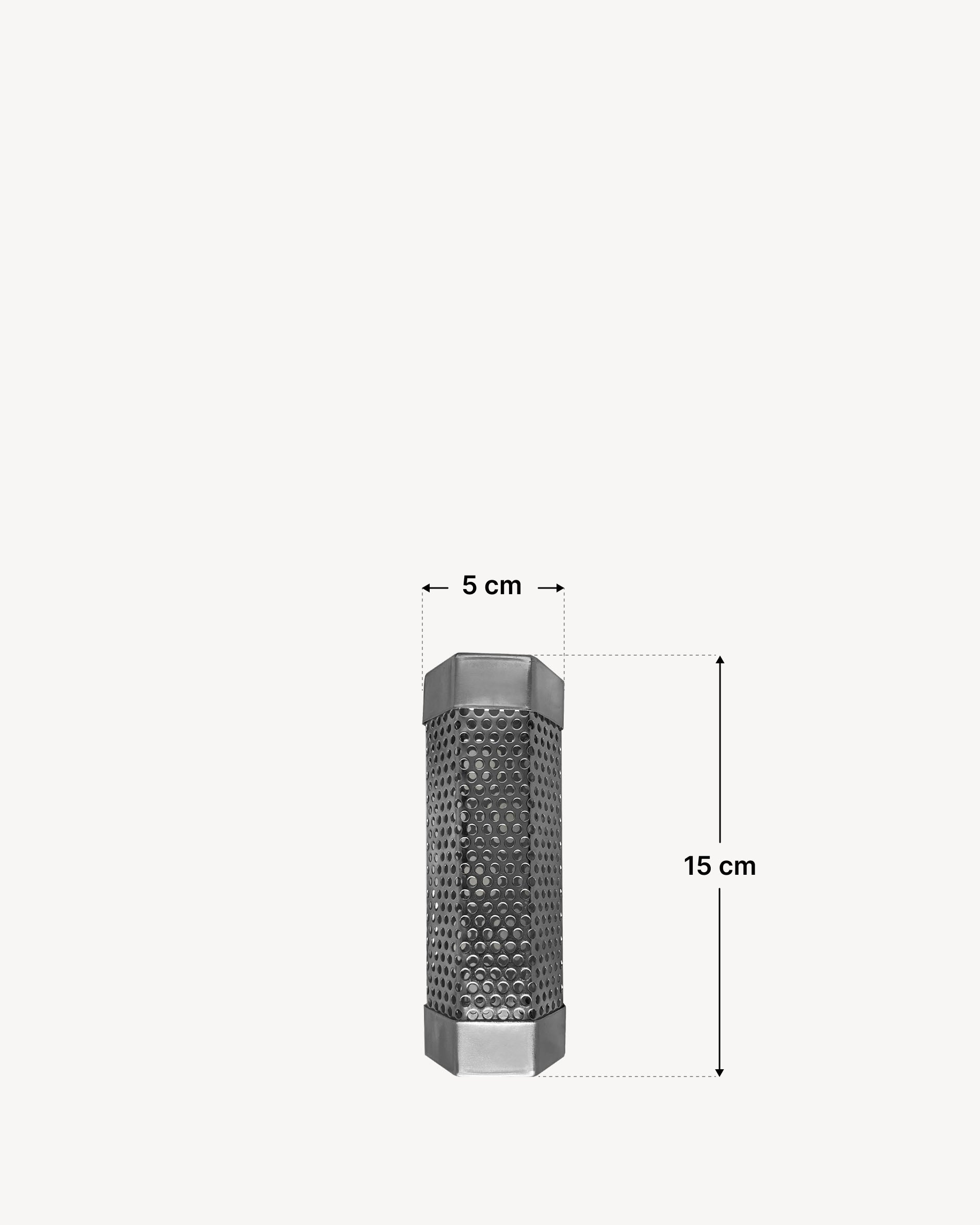 Generatore di fumo compatto in acciaio inox forato, pensato per l’affumicatura a freddo, illustrato con le sue dimensioni esatte: 15 cm di altezza e 5 cm di larghezza, per un’affumicatura graduale e controllata degli alimenti.